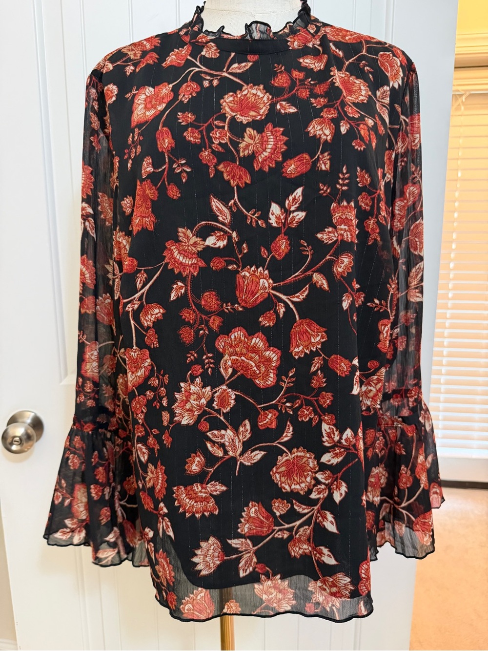 Chico's Black Red & Cream Floral Top with Gold Thread Sz 3 (16)